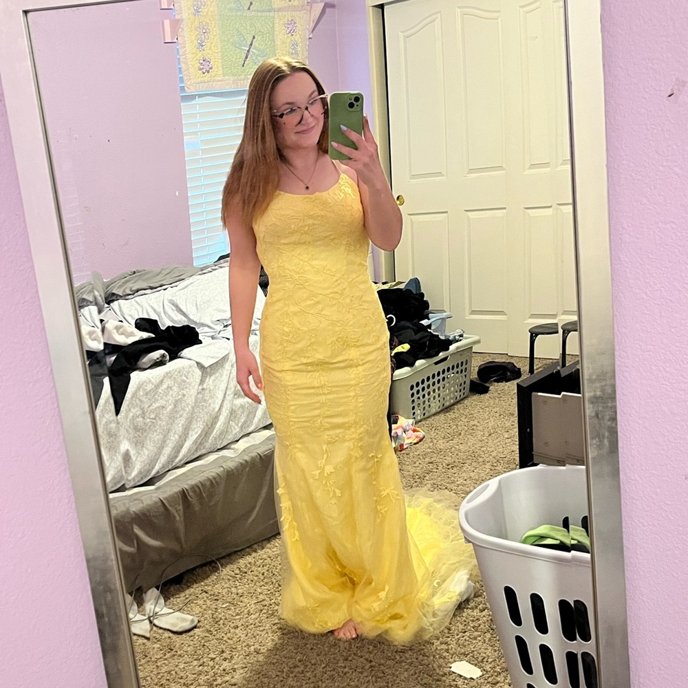 It’s in great condition. It’s a size 4 and was originally sold for 150
